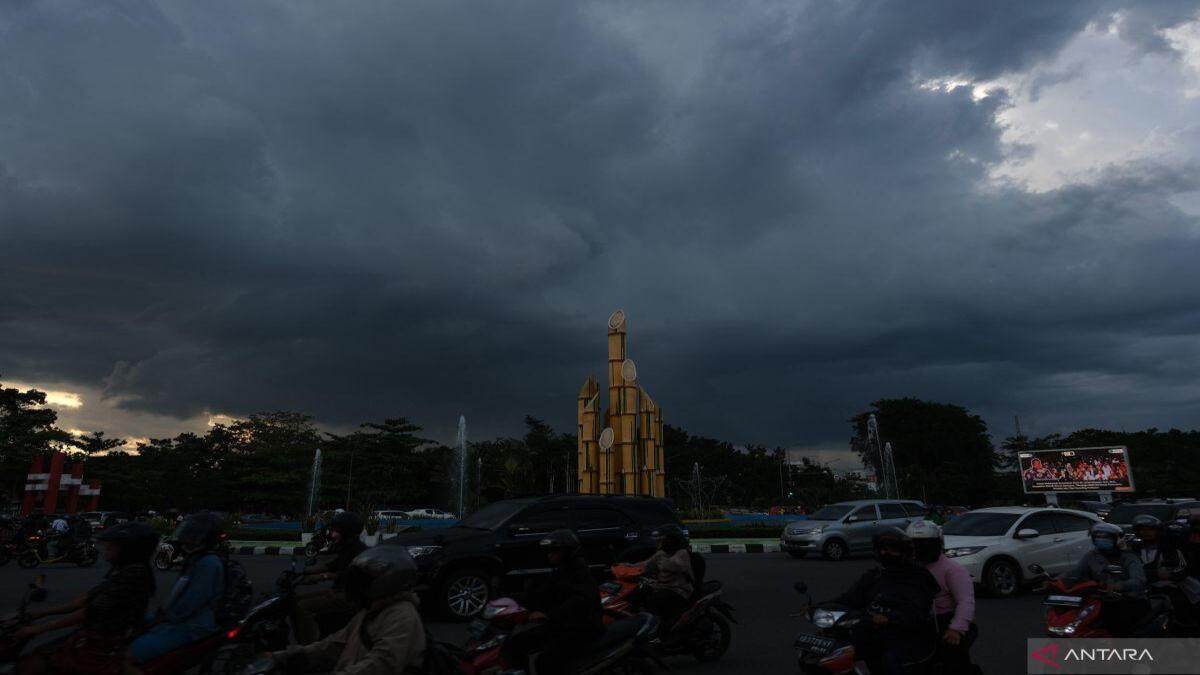 Cuaca Pontianak dan Kubu Raya hari ini Sabtu 20 Juni 2026 berpotensi hujan ringan menurut BMKG Kalbar. Cuaca Pontianak dan Kubu Raya hari ini Sabtu 20 Juni 2026 berpotensi hujan ringan menurut BMKG Kalbar.