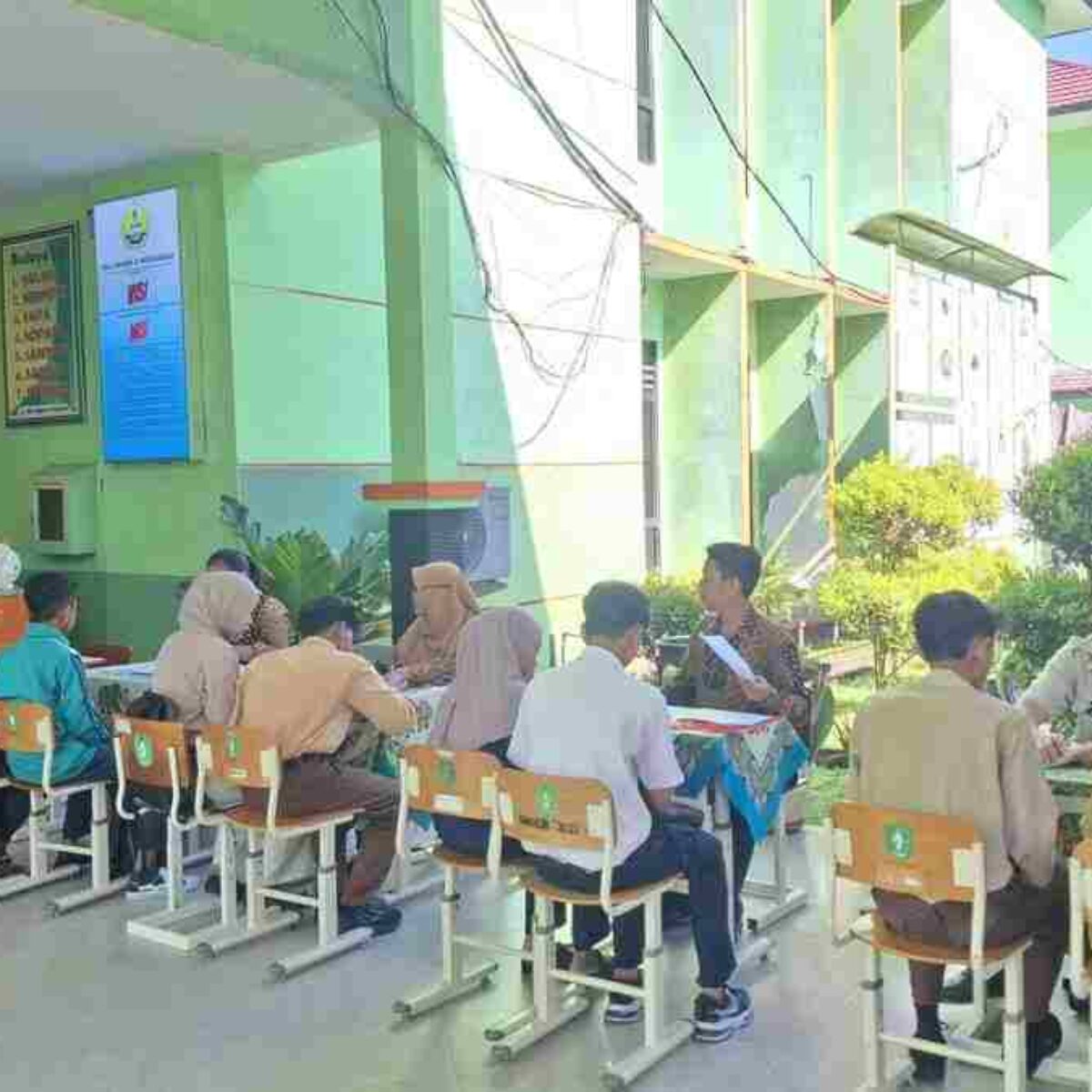 Peserta mengakses link pendaftaran SPMB Kalbar 2026/2027 melalui portal resmi untuk jalur afirmasi, mutasi, domisili dan prestasi.