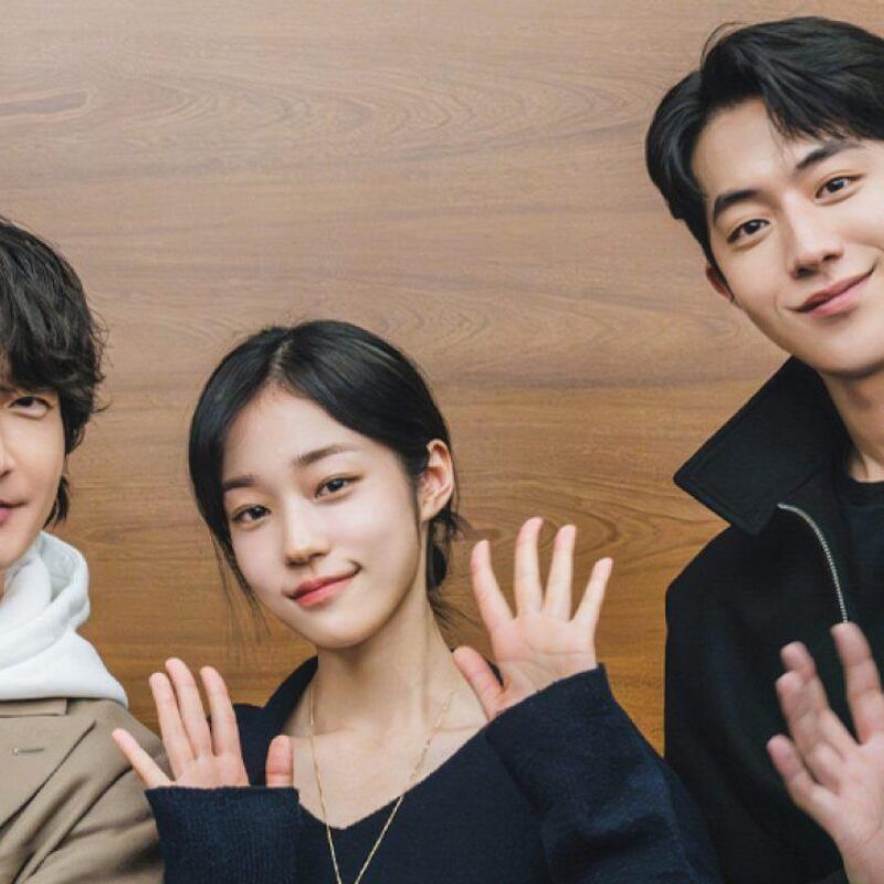 Drama Korea terbaru Netflix 2026 menghadirkan berbagai genre menarik mulai dari romantis, thriller, aksi hingga fantasi. Simak daftar K-Drama terbaru yang wajib masuk watchlist Anda tahun ini.