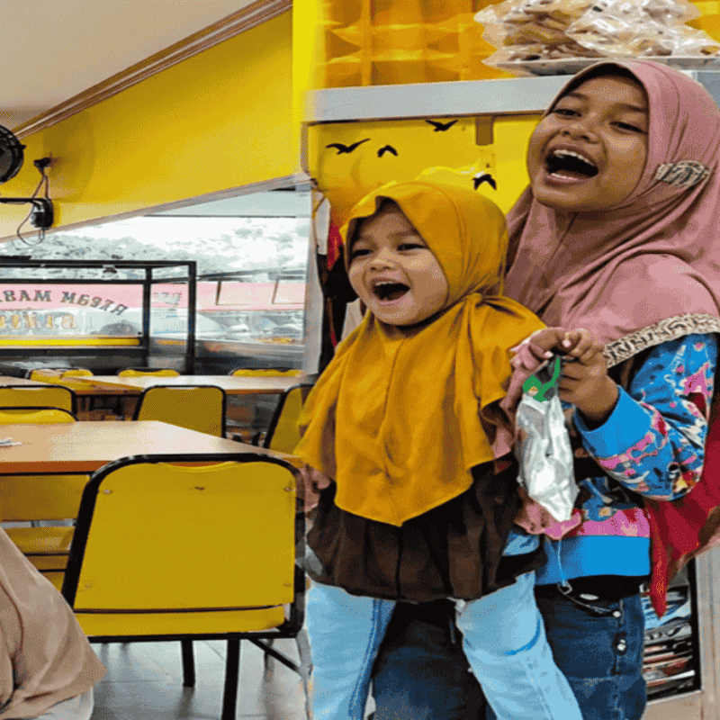 Bocah SD Pengamen, Nyanyi Sambil Gendong Adik Dapat Perhatian Publik