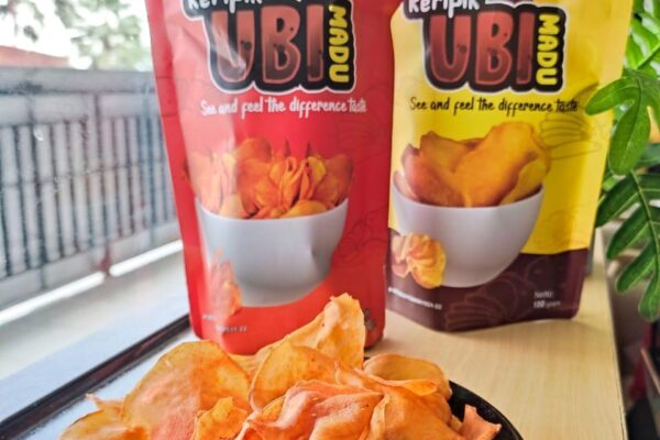 UMKM Kubu Raya terus berkembang melalui produk unggulan seperti keripik ubi jalar dan serundeng tradisional yang berhasil menembus pasar nasional serta menjadi penggerak ekonomi daerah.