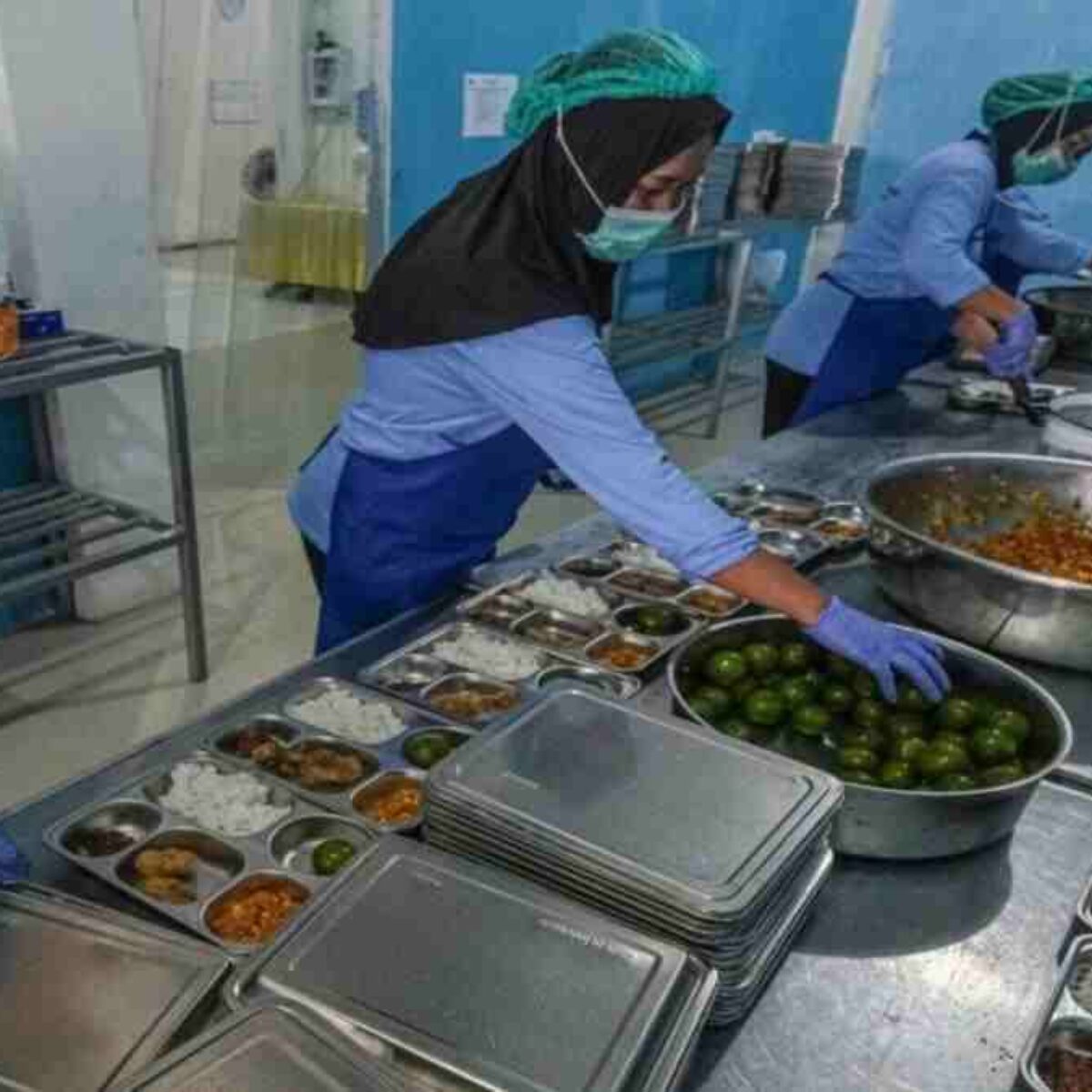 Petugas kesehatan menangani siswa yang mengalami gangguan pencernaan terkait Program Makan Bergizi Gratis di Kecamatan Selakau, Kabupaten Sambas.