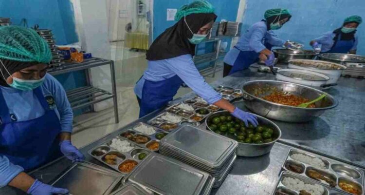 Petugas kesehatan menangani siswa yang mengalami gangguan pencernaan terkait Program Makan Bergizi Gratis di Kecamatan Selakau, Kabupaten Sambas.