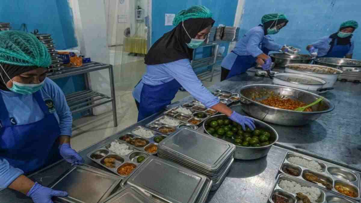 Petugas kesehatan menangani siswa yang mengalami gangguan pencernaan terkait Program Makan Bergizi Gratis di Kecamatan Selakau, Kabupaten Sambas.
