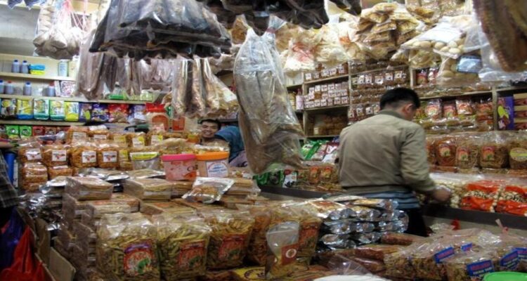 Aneka oleh-oleh khas Pontianak seperti Bingke Kamboja, chai kue, amplang ikan dan olahan lidah buaya yang banyak diburu wisatawan.