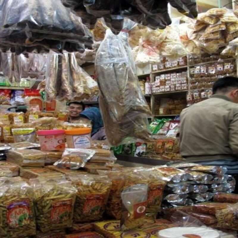 Aneka oleh-oleh khas Pontianak seperti Bingke Kamboja, chai kue, amplang ikan dan olahan lidah buaya yang banyak diburu wisatawan.
