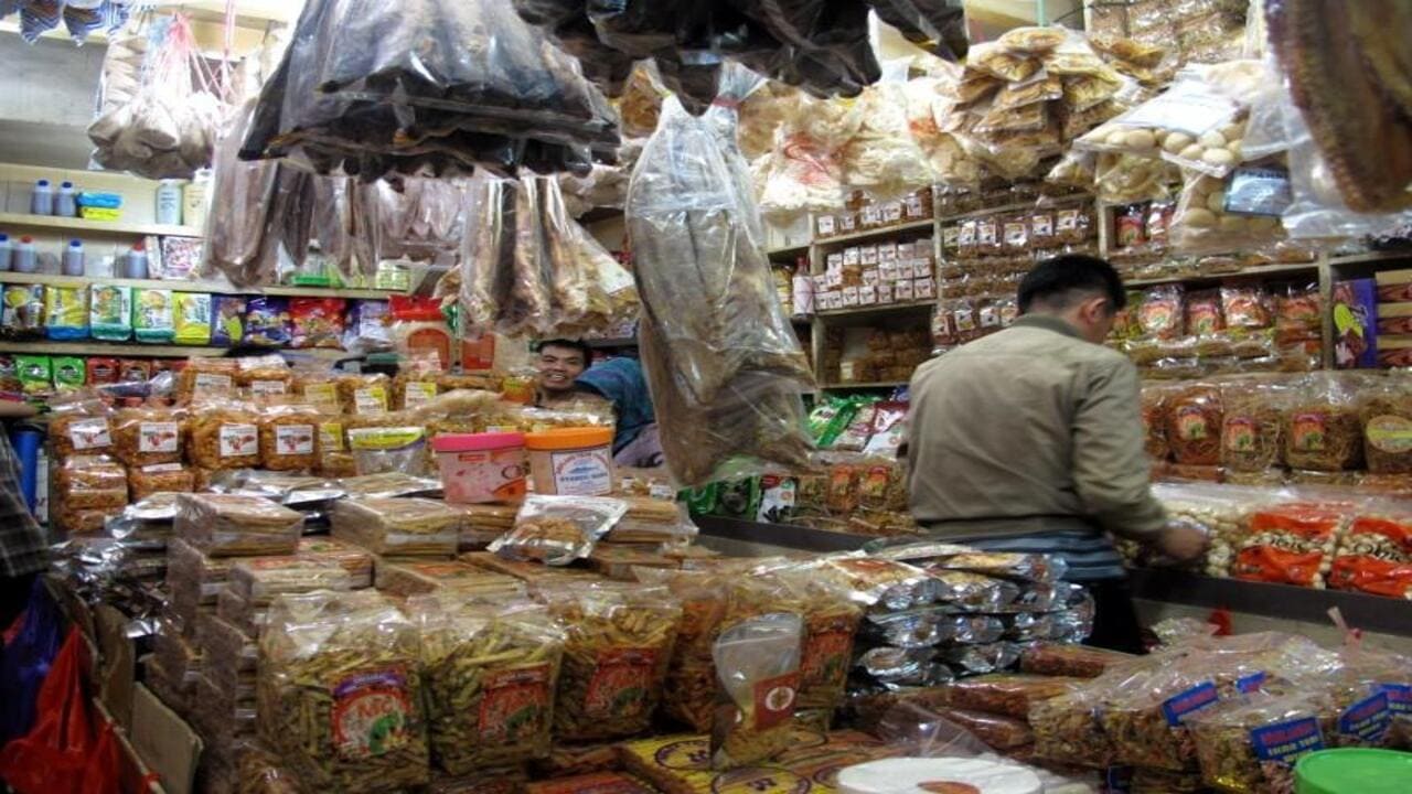 Aneka oleh-oleh khas Pontianak seperti Bingke Kamboja, chai kue, amplang ikan dan olahan lidah buaya yang banyak diburu wisatawan. Aneka oleh-oleh khas Pontianak seperti Bingke Kamboja, chai kue, amplang ikan dan olahan lidah buaya yang banyak diburu wisatawan.