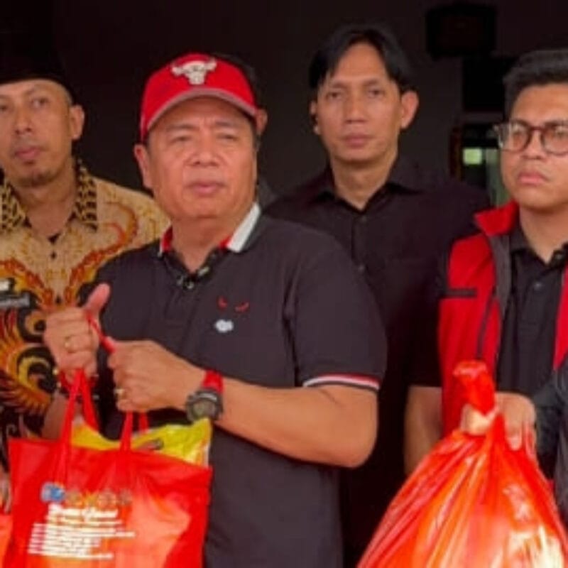 Lasarus Serahkan 100 Paket Sembako untuk Korban Kebakaran Pasar Sungai Duri