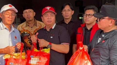 Lasarus Serahkan 100 Paket Sembako untuk Korban Kebakaran Pasar Sungai Duri Lasarus Serahkan 100 Paket Sembako untuk Korban Kebakaran Pasar Sungai Duri