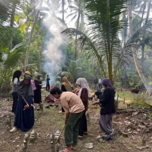 Mahasiswa KKL IAIN Pontianak dan Warga Pasir Panjang Gotong Royong Bersihkan Pemakaman