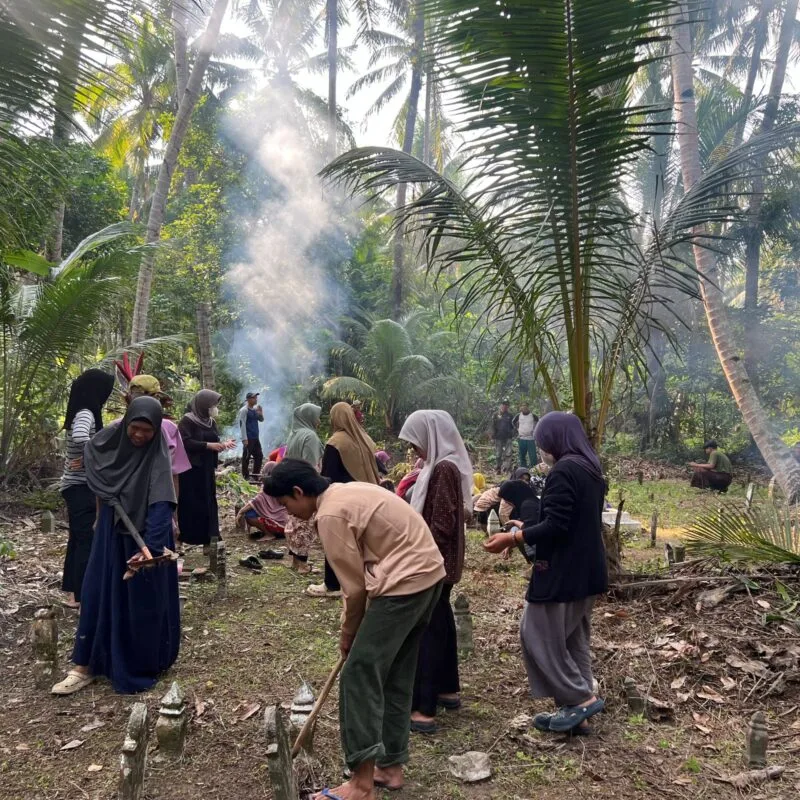 Mahasiswa KKL IAIN Pontianak dan Warga Pasir Panjang Gotong Royong Bersihkan Pemakaman