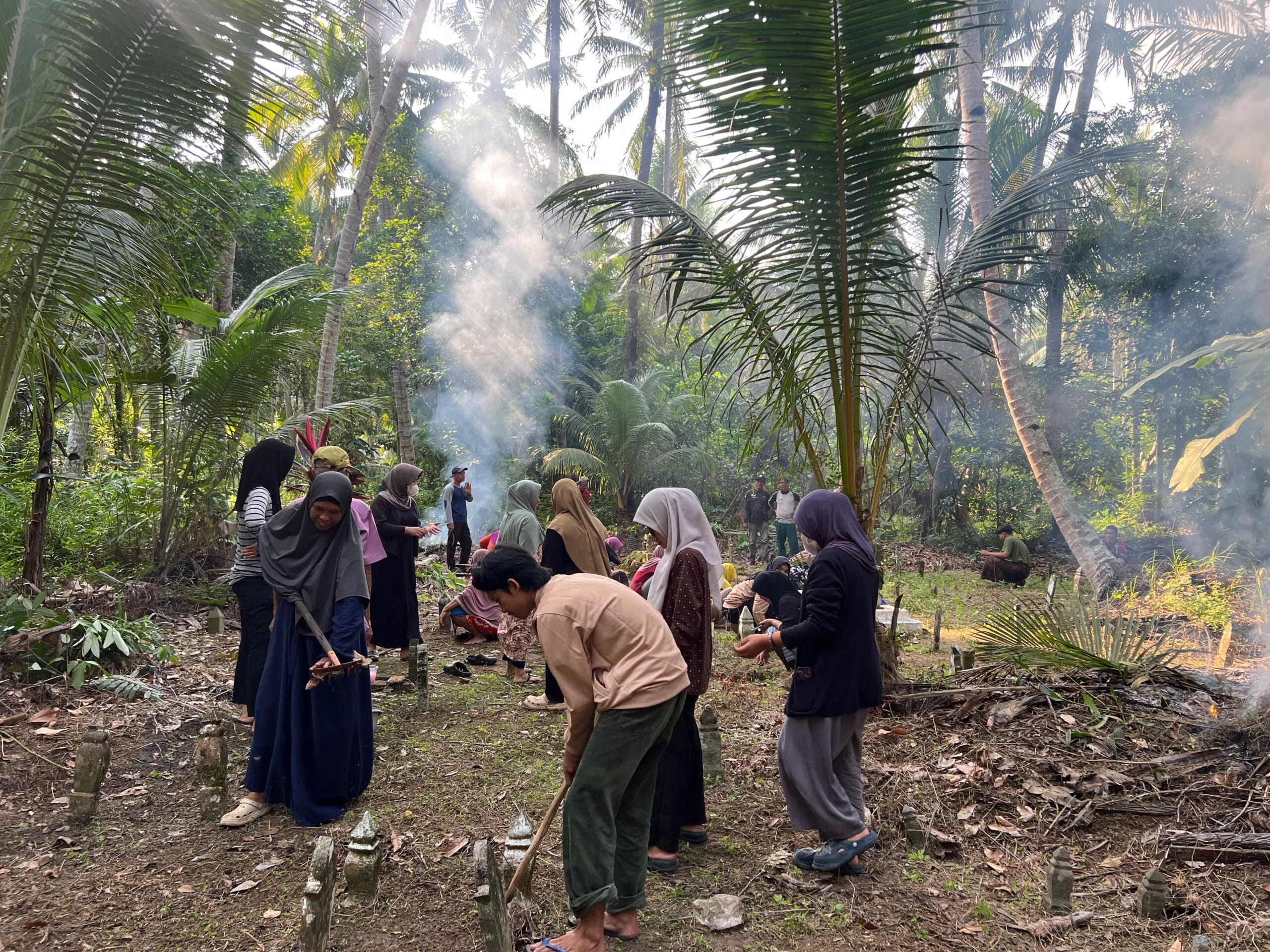 Mahasiswa KKL IAIN Pontianak dan Warga Pasir Panjang Gotong Royong Bersihkan Pemakaman Mahasiswa KKL IAIN Pontianak dan Warga Pasir Panjang Gotong Royong Bersihkan Pemakaman