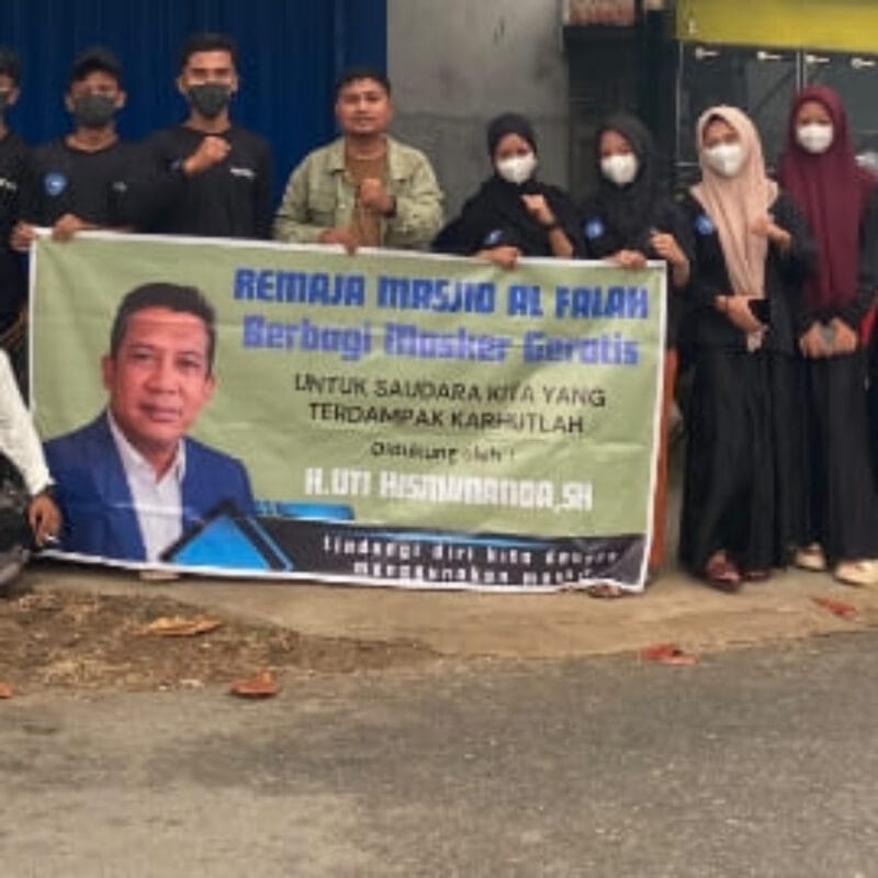 Remaja Masjid Al Falah Bagikan 5.000 Masker untuk Warga Terdampak Kabut Asap Karhutla