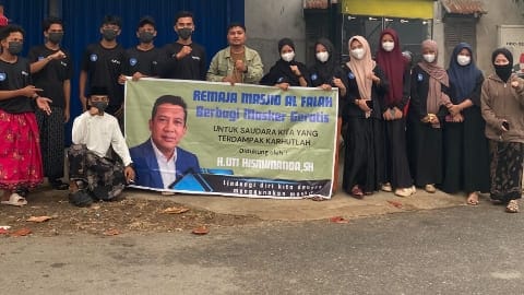 Remaja Masjid Al Falah Bagikan 5.000 Masker untuk Warga Terdampak Kabut Asap Karhutla Remaja Masjid Al Falah Bagikan 5.000 Masker untuk Warga Terdampak Kabut Asap Karhutla