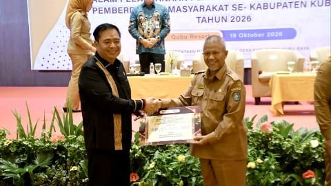 Lasarus Hadiahkan Umrah untuk Qori Kubu Raya Peraih Emas MTQ Kalbar 2026 Lasarus Hadiahkan Umrah untuk Qori Kubu Raya Peraih Emas MTQ Kalbar 2026