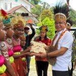 Franciscus Sibarani Kembali ke Manokwari, Serahkan Bantuan Buku untuk Siswa SD Inpres 29