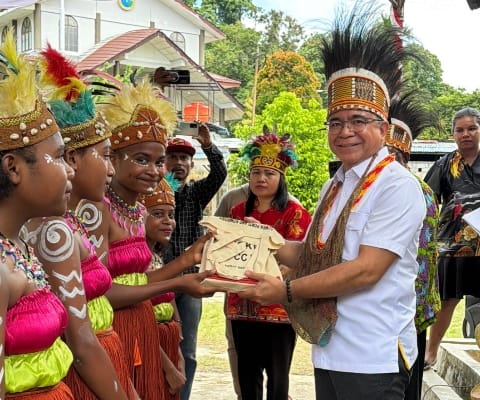 Franciscus Sibarani Kembali ke Manokwari, Serahkan Bantuan Buku untuk Siswa SD Inpres 29