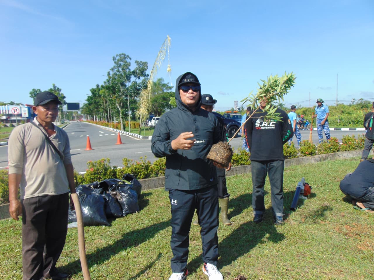 Bersama Bupati Kubu Raya dan Angkasa Pura Hijaukan Sekitar Bandara Supadio Bersama Bupati Kubu Raya dan Angkasa Pura Hijaukan Sekitar Bandara Supadio