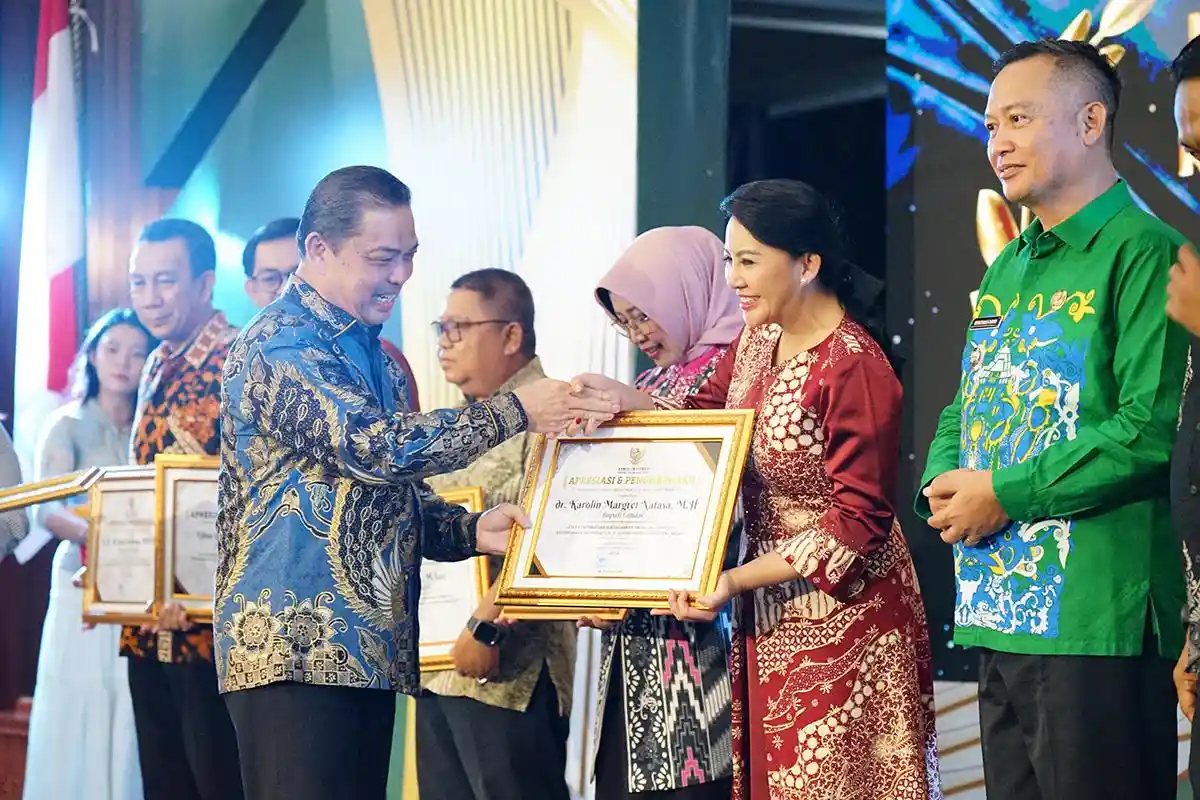 Bupati Landak Raih Dua Penghargaan Keterbukaan Informasi Bupati Landak Raih Dua Penghargaan Keterbukaan Informasi