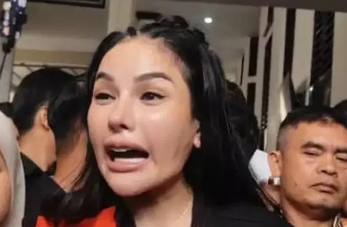 Nikita Mirzani Dihukum 4 Tahun Penjara Nikita Mirzani Dihukum 4 Tahun Penjara